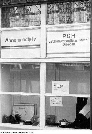 Dresden. Annahmestelle der PGH "Schuhwerkstätten Mitte " Dresden. Detail: Schaufenster