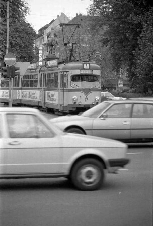 Straßenbahn- und Autoverkehr an der Honsellstraße