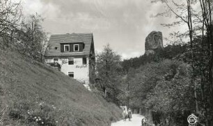 Rathen. Haus Bergidyll über dem Amselgrundweg. Blick nach Nordnordwest zum Talwächter