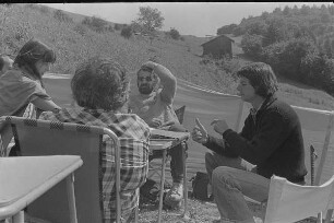 Čičmany. Akt-Pleinair 1980. Roger Rössing (vorn), Eva Mahn, Volkhard Wilhelm und Claus Baumann während einer Besprechung