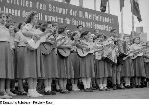 Musikalische Darbietung von Gitarren-, Akkordeonspieler und eines Chores