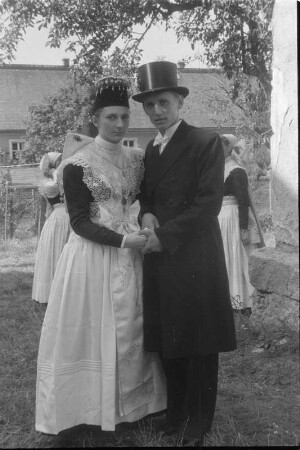 Sorbische katholische Hochzeit in Radibor. Das Brautpaar. : Serbski katolski kwas w Radworju. Kwasny por.