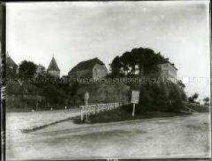 Außenansicht der Burg Tangermünde mit Gefängnisturm