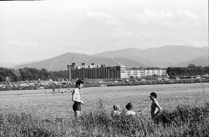 Freiburg i. Br.: Baggersee Landwassermatte mit Siedlung