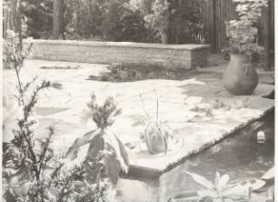 Garten Dr. Bolle, Berlin-Dahlem. Umbau: Terrasse mit Plattenverlegung am Wasserbecken