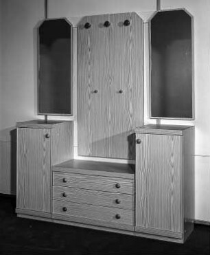 Garderobe : Berlin. VEB Möbelkombinat Berlin (MKB). Hausmesse, 1986. Garderobe. Holz, folienbeschichtet in Kiefernholzoptik (1986; VEB Möbelkombinat Berlin (MKB))