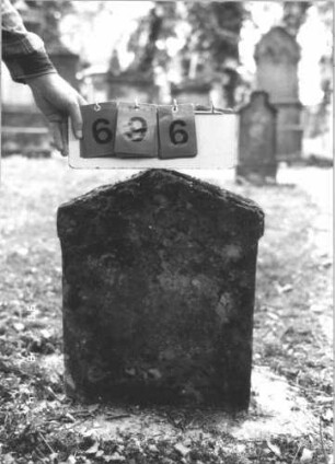 Grabstein 696 (Index: 99788435) Material: Sandstein Zustand: sehr stark verwittert mit sehr großem Textverlust Maße HxBxT: 53x43x11 cm: Grabstein 696