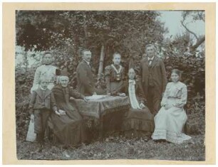 Gruppenbild einer Familie in Tracht