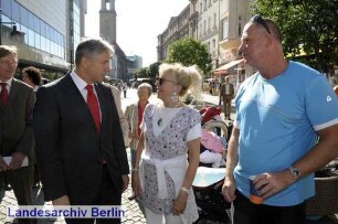Der Regierende Bürgermeister von Berlin, Klaus Wowereit (2.v.l.), besucht den Bezirk Spandau