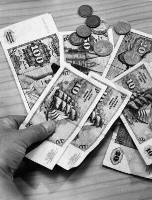 Ohne Geld geht nichts. Geldscheine und Münzen werden gezeigt.
