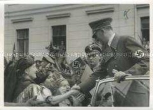 Nach der Besetzung des Sudetenlandes wird Adolf Hitler von Frauen in Nach der Besetzung des Sudetenlandes wird Adolf Hitler von Frauen in Trachten begrüßt