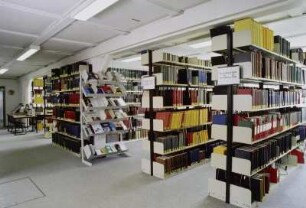 Sächsische Landesbibliothek - Staats- und Universitätsbibliothek Dresden. Zweigbibliothek Wirtschaftswissenschaften. Baracke 19/20. Gang der Baracke 19 mit Freihandbereich