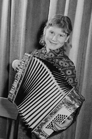 Mädchen mit Akkordeon