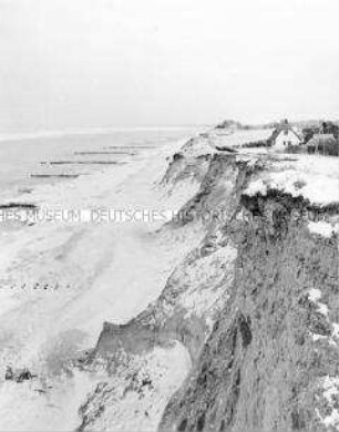 Eisbedeckte Steilküste bei Ahrenshoop an der Ostsee