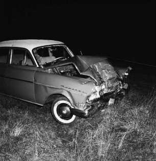 B 404: bei Tralau: Verkehrsunfall: Zusammenstoß von zwei Pkws: Unfallwagen Opel "Kapitän" mit eingedrückter Front: auf Gras: Weidezaun: im Dunkeln, 1. November 1959