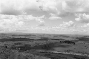 Hochplateau : Blick über ein Hochplateau im Somali-Hochland, am linken Rand gehen Männer einen Hang hinunter