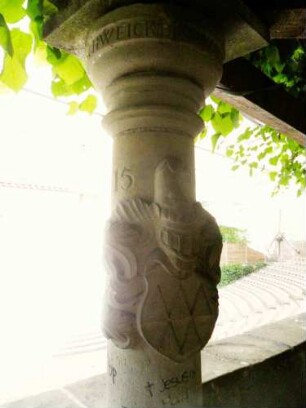 Gerichtsstätte - Steinsäule mit Wappen und Jahr 15xx (Restauriert)-exemplarisch_01