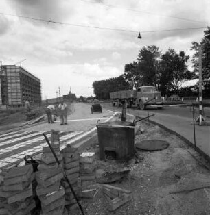 Ausbau der Kreuzung Durlacher Allee/Weinweg mit Abbiegerspur nach rechts in den Weinweg und Bau einer voll verkehrsabhängigen Lichtsignalanlage.