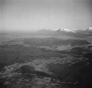 Luftbildaufnahme der Küstenlandschaft : Landschaft am Fuß eines Felsmassivs an der norwegischen Küste.