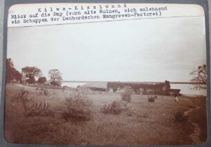 Kilwa-Kissiwani. Blick auf die Bay (vorn alte Ruinen, sich anlehnen ein Schuppen der Denhardschen Mangroven-Factorei)