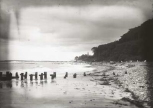 Ostseestrand und Wellenbrecher unterhalb des Alexandrinencottages