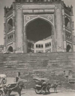 Fatehpur Sikri bei Agra, Indien. Frühere Hauptstadt des Mogulreiches unter Großmogul Akbar (1542–1605). Siegestor Buland Darwaza (um 1576)