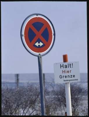 Innerdeutsche Grenze bei Rasdorf, von Hessen aus. Halteverbotsschild und Grenzpfahl mit Schild "Halt! Hier Grenze. Bundesgrenzschutz"
