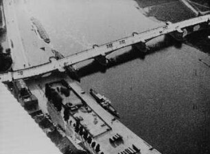 Elbe mit Augustusbrücke (Szene aus dem Dokumentarfilm "Flugbetrieb auf dem Flugplatz Dresden-Kaditz")