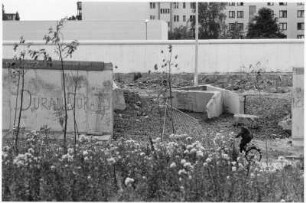 An der ehemaligen Staatsgrenze zu Westberlin/Berliner Mauer