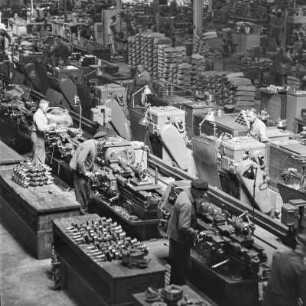 Blick in die Produktionshalle von Borgward, Produktion von Kurbelwellen
