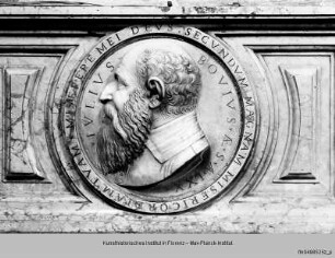 Hochaltar mit seitlichen Schranken : Altarretabel (Chorseite) : Porträtmedaillon von Giulio Bovio