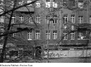 Berlin-Prenzlauer Berg, Schönhauser Allee. Wohnhaus mit Laden. Teilansicht. Blick aus der fahrenden S-Bahn