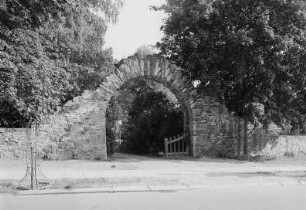 Torbogen mit Mauerresten am Schlossberg