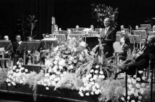 Freiburg: Stadttheater [Ansprache Oberbürgermeister Dr. Keidel; im Hintergrund Orchester]