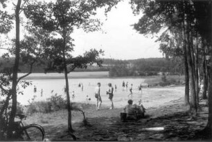 Dahlener Heide. Waldteich mit Badegästen