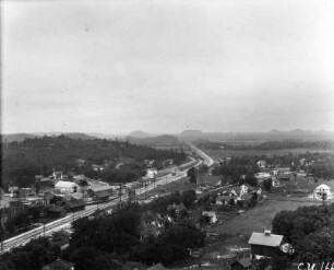 Stadtbild : Blick auf die kleine, an einer Eisenbahnstrecke gelegenen Stadt Camp Douglas (Wisconsin).