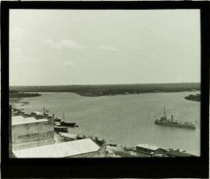 Rio Paraguay mit Schiff, Hafenanlagen