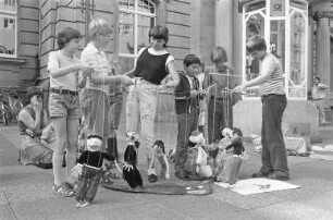 "Mobile Spielaktion" für Kinder auf dem Kronenplatz, organisiert vom Stadtjugendausschuss Karlsruhe