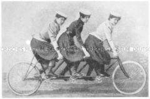 Radfahrerinnen auf einem dreisitzigen Fahrrad um 1900