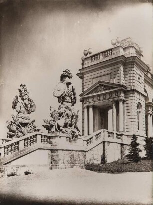 Wien. Gloriette im Schlosspark Schönbrunn, westliche Aufgangstreppe (1772-1777, Johann Ferdinand Hetzendorf von Hohenberg). Teilansicht von Südwesten