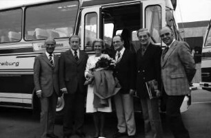Mannheim: Gruppen am Bus