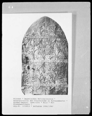 Hauptportaltür der Pfarrkirche in Rottalmünster Nieder-Bayern