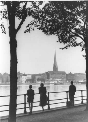 Hamburg. Neuer Jungfernstieg. Blick über die Binnenalster auf die Hauptkirche St. Petri
