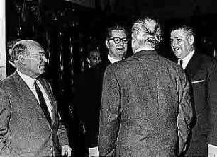 Gruppenbild mit Heinz Schmeissner, Hans Jochen Vogel, Bürgermeister Haas und OBM Urschlechter
