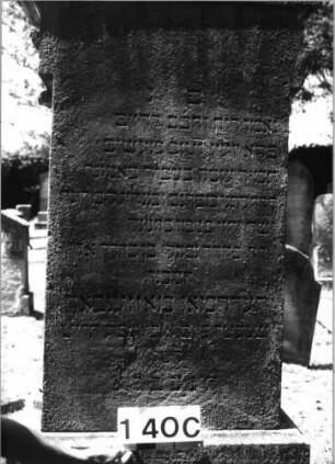 Grabstein 140 (Index: 100085469) Maße HxBxT: 240x80x34 cm Beschreibung: ädikulaart. st. m. Säulen, getreppt. Sockel, Aufsatz m. Mittelakroter, rechteck. Scvhrift: Grabstein 140C