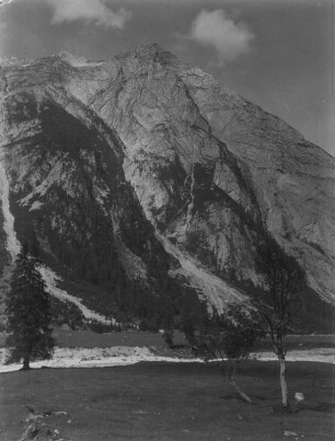 Gamsjoch : Blick auf den Gamsjoch, gelegen im Karwendelgebirge. Im Vordergrund eine Wiese.