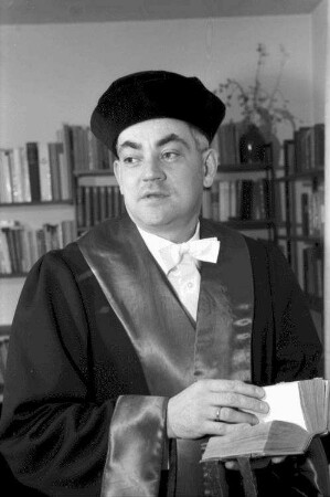 Freiburg: Wohnung; Prof. Dr. Horst Ehmke; Portrait im Talar
