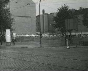 Blick auf die Berliner Mauer an der Bernauer Straße Ecke Brunnenstraße