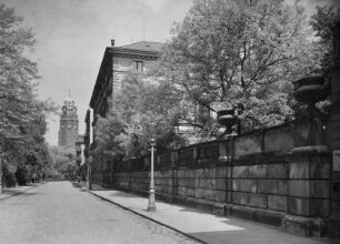 Dresden. Bürgerwiese. Palais Kaskel-Oppenheim, Straßenansicht. Blick zum Rathausturm
