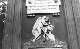 Friedersdorf. Gedenkstein zur Einweihung des Friedhofs, gestiftet von Müllermeister Wilhelm Fürchtegott Hoffmann, 1844, Detail